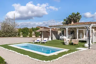 Image de Maison de vacances 'Casa Kay Montuiri' avec vue sur les montagnes, piscine privée et Wi-Fi.