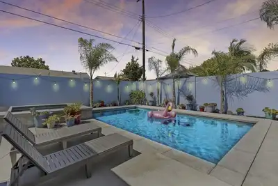 Image de Stylish Modern Home, Pool & Spa, 7 Mins to Disney