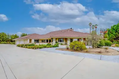 Image de Villa with indoor pool in Temecula wine country-Vrbo
