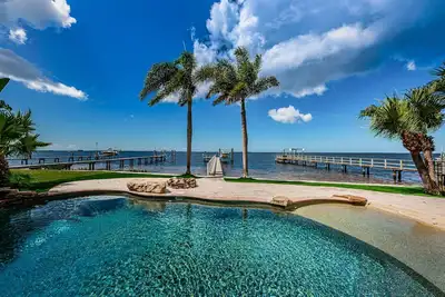 Image de New Fully renovated Gulf front home w/private resort style pool, outdoor kitchen