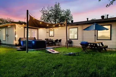 Image de Cozy 3-bedroom home w/ Hot Tub 2 min away from lackland and 10 min to SeaWorld!