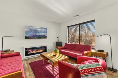 Image de Blushing Bungalow w/Ac, Fenced Yard, W/D, Garage, Fast WiFi, 3 Samsung Smart TVs