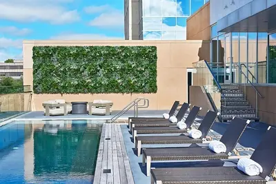Image de Comfort and Convenience! Pet-friendly, Onsite Pool, Near Union Station