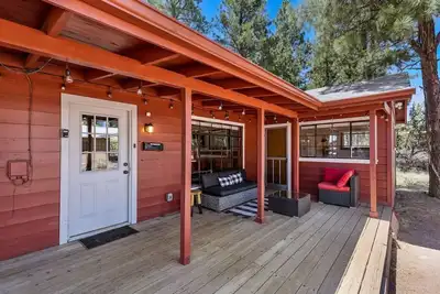 Image de Crimson Bungalow w/Ac, Fully Fenced Yard, 3 Smart TVs, W/D, Fast WiFi on Forest.