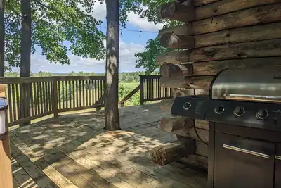 Image de Rustic Retreat Log Cabin Nestled Among 65 Acres