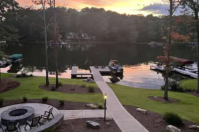 Image de A Perfect Sunset Cottage on Lake Oconee!