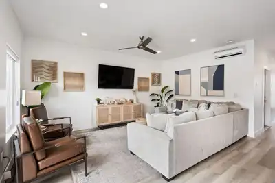 Image de Green Valley Getaway • Sleeps 20 • Pool • Hot Tub • New Townhome