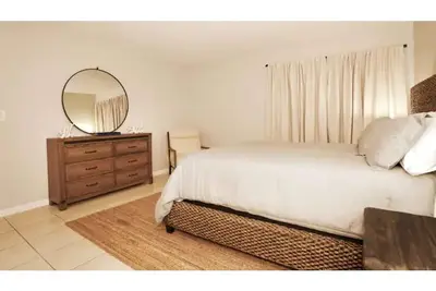 Image de Your warm & chic vacation home -8min To The Beach!