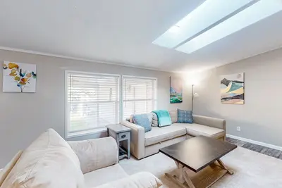 Image de Single-level home with a washer\/dryer, patio & grill