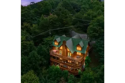 Image de Big Bear Lodge with Hot Tub, Game Room and Theater