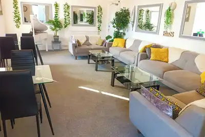 Image de Riviera Retreat 10 bed 10 bath Torquay, games room, beach 750m, sleeps 20-24