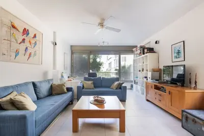 Image de Cozy 3br Apt w Big Windows 5 Min Walk From Beach