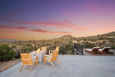 Image de Mojave Oasis * Yoga * Peloton * Hot Tub * Fire Pit * Horseshoes * Amazing Views