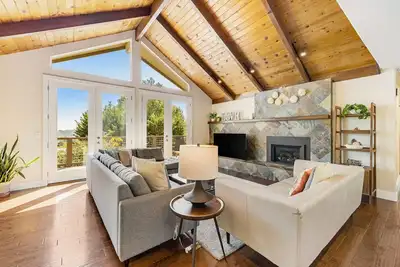Image de Beautiful mountain-view home with a private pool, pool spa, grill
