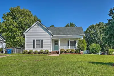 Image de Bright Durham Home w/ Fully Furnished Deck!