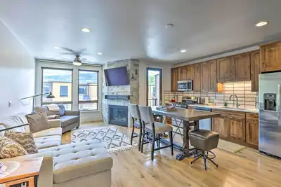 Image de 3 Mi to Dillon Reservoir: Condo w/ Balcony!