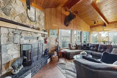 Image de Lake Gregory hilltop cabin w/hot tub, 3 balconies, Ac, fireplace & pool table