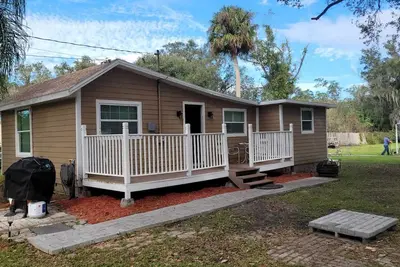 Image de 1957 Cozy tiny home 2 bedroom house close to Disney World