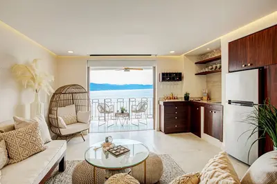 Image de New 16th Floor Waterfront Oasis!