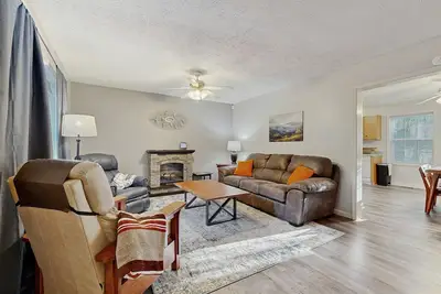 Image de Dog-friendly mountain home with central Ac, pool access, mountain view, and W/D