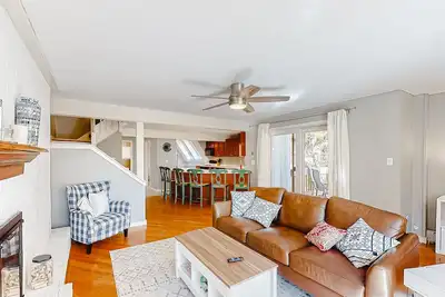 Image de Quechee Ski Hill condo - walk to lifts - fireplace, mountain views, W\/D
