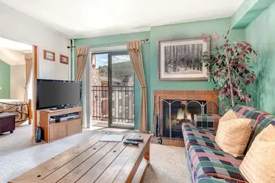 Image de Top-floor, mountain view condo with fireplace, pool & hot tub - steps to shuttle