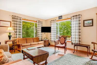 Image de Dog-friendly, lakefront retreat with a deck, gas grill, & washer\/dryer