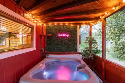 Image de Perfectly located Yosemite boho cabin with Hot Tub