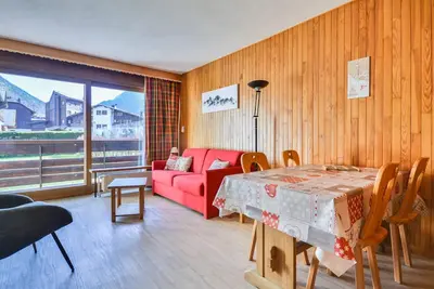 Image de Studio central avec balcon sud, proche téléphériques, parking couvert inclus, pour 4 pers.