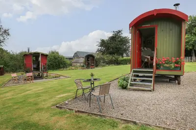 Image de Sweet Briar Shepherds Hut, pet friendly, with open fire in Llangorse