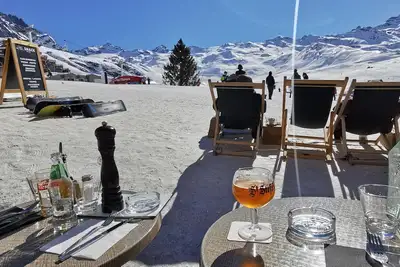 Image de Triplex chaleureux skis aux pieds et au centre de Val Thorens