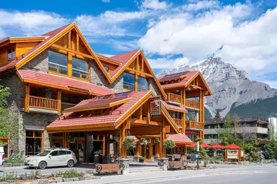Image de Banff Getaway with Unique Decor/Hot Pools On-Site