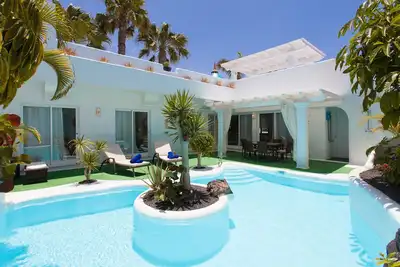 Image de Maison de vacances \"Villa 82\" avec vue sur les montagnes, piscine et Wi-Fi