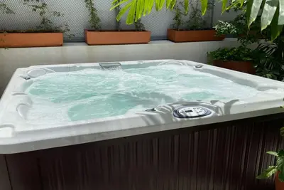 Image de Apartment with Exclusive Jacuzzi! and 1 block from the beach. \n