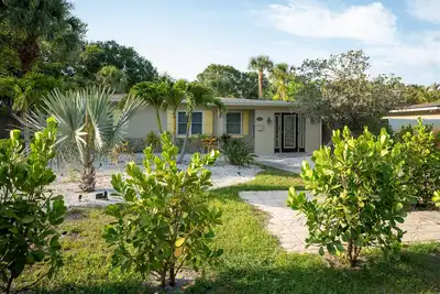 Image de Heated Pool - Large Colorful Backyard With Lounge Areas - Minutes to The Beach!
