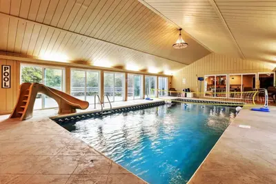 Image de Valley View Villa: Indoor pool, Basketball court, and theater room