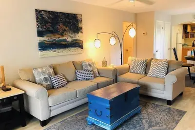 Image de Cozy second floor condo- walking distance to the beach