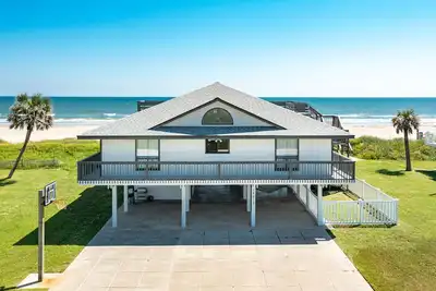 Image de Beachfront w/ Rooftop Deck, Dune Walkover & Nearby to Jamaica Beach Amenities