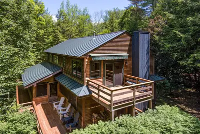 Image de Luxe Quechee home on quiet road - chef’s kitchen, two-car garage, screened porch