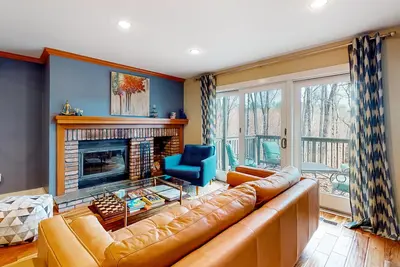 Image de Luxe townhome with private sauna - mountain views, fireplace & washer\/dryer