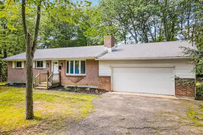 Image de Charming and spacious home near the lake with a game room, furnished patio & Ac