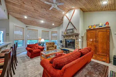 Image de Quiet hideaway with a private hot tub, dry sauna, wood fireplace, & washer/dryer