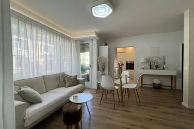 Image de stylish 1-bedroom condo close to exhibition square
