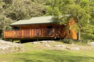 Image de Couple’s Romantic Mountain River Cabin w/ Rustic Q Bed that’s Knotty & Nice.
