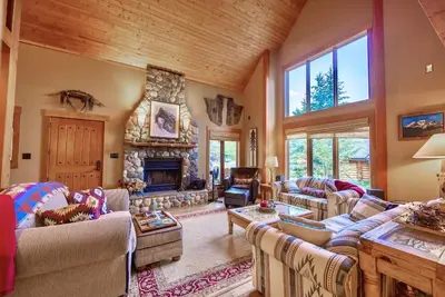 Image de Ski In/out Chalet, Comfortably Sleeps 14, Hot Tub/Games room. Pet Friendly
