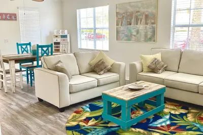 Image de Gated No stairs, No carpet 1 min walk to lakefront Pool & Pickleball