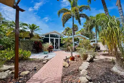 Image de Private Oasis at the Beach with Heated Pool, Dock and Boat…. . Dolphin paradise!