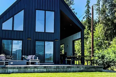Image de Modern Lakeside Cabin on a Sandy Beach
