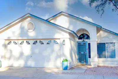 Remodeled Cheerful Central Cottage close to everything!