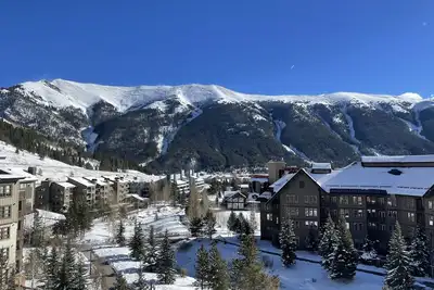 Image de Top Floor corner condo in Prime Center Village with Amazing Mountain Views